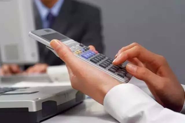 为什么小老板选择代理公司？因为比请会计便宜！